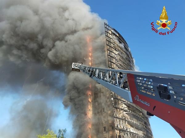 Abren investigación sobre incendio que devoró totalmente edificio en Milán Abren investigación sobre incendio que devoró totalmente edificio en Milán