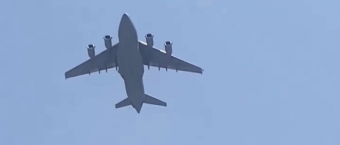 Futbolista afgano muere al caer de un avión en Kabul Futbolista afgano muere al caer de un avión en Kabul