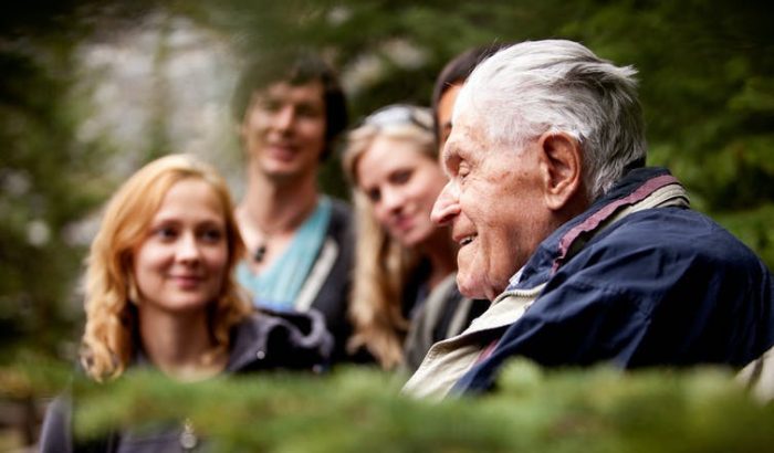 La soledad de jóvenes y mayores se atenúa con las experiencias intergeneracionales La soledad de jóvenes y mayores se atenúa con las experiencias intergeneracionales