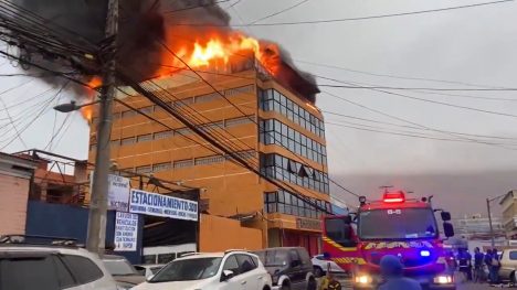 Iquique: incendio afecta a fábrica de ropa industrial