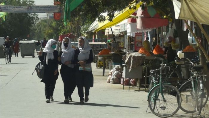 Afganistán: los primeros cambios para las mujeres en Kabul tras el control talibán - El Mostrador