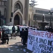 Estudiantes secundarios protestan en la Alameda: reportan desvíos de tránsito