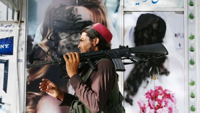 Afganistán: el inmenso armamento de EE.UU. que ahora está en manos del Talibán