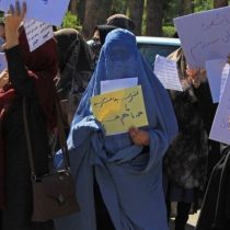 Las mujeres que se atreven a protestar frente a los talibanes en Afganistán
