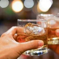 ¿Por qué beber alcohol aumenta el riesgo de cáncer?