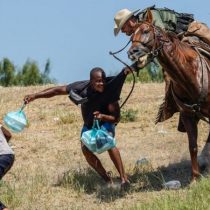 Las imágenes de agentes fronterizos a caballo persiguiendo a migrantes en Estados Unidos que generaron polémica