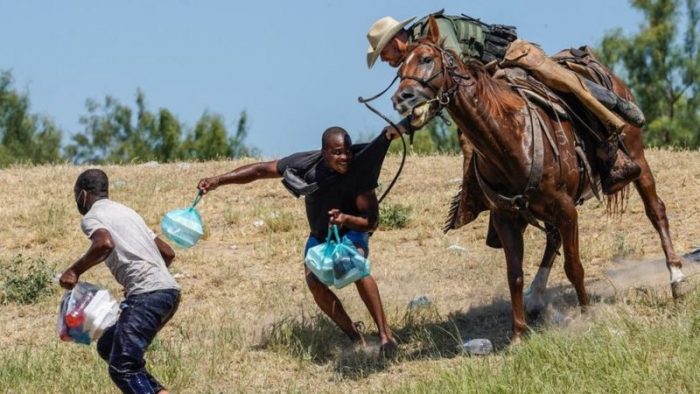 Las imágenes de agentes fronterizos a caballo persiguiendo a migrantes en Estados Unidos que generaron polémica Las imágenes de agentes fronterizos a caballo persiguiendo a migrantes en Estados Unidos que generaron polémica