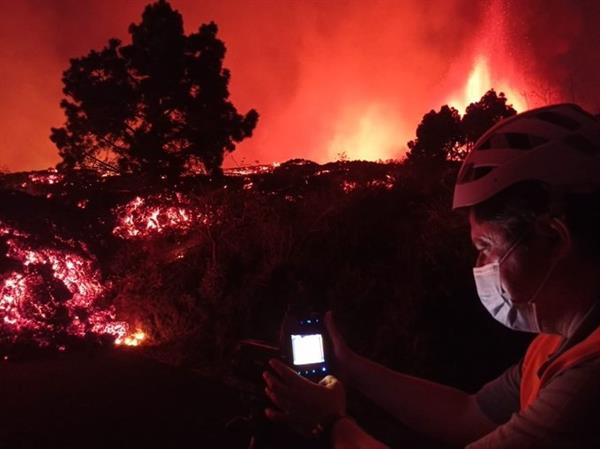 Lava del volcán de La Palma arrasa con todo a su paso consumiendo infraestructura y casas Lava del volcán de La Palma arrasa con todo a su paso consumiendo infraestructura y casas