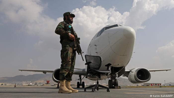 Aterriza en Kabul el primer vuelo comercial internacional desde el regreso de los talibanes al poder