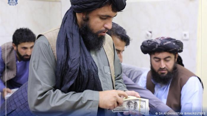 Talibanes confiscan más de 12 millones de dólares a ex altos funcionarios afganos Talibanes confiscan más de 12 millones de dólares a ex altos funcionarios afganos