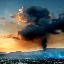 Nueva colada del volcán de La Palma avanza hacia el mar