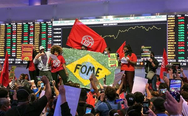 Manifestantes ocupan la Bolsa de Sao Paulo contra alza de precios y desempleo Manifestantes ocupan la Bolsa de Sao Paulo contra alza de precios y desempleo