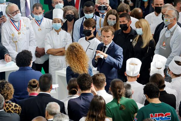 Lanzan un huevo a Macron durante un salón de gastronomía en Lyon Lanzan un huevo a Macron durante un salón de gastronomía en Lyon