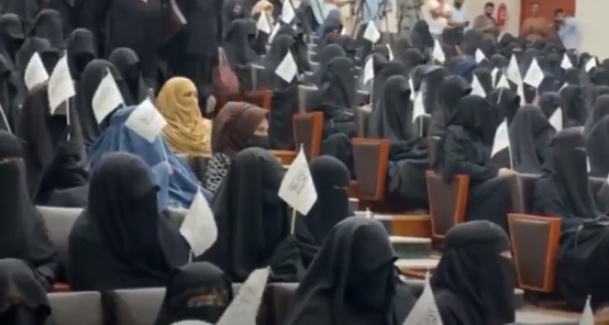 Mujeres marchan en Kabul en apoyo al régimen talibán