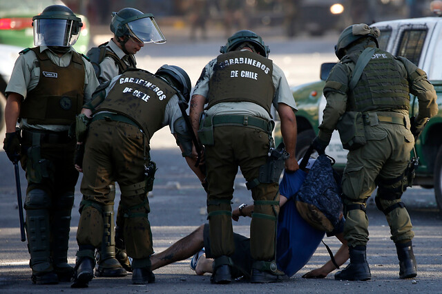Parlamentarios de oposición acusan persecución contra familiares de presos del estallido Parlamentarios de oposición acusan persecución contra familiares de presos del estallido