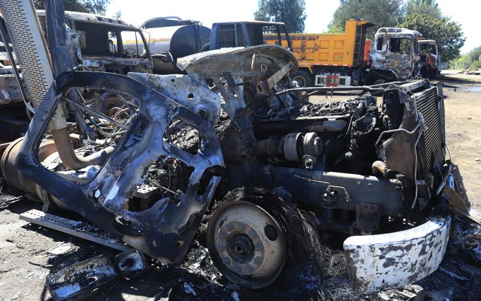 Ataque incendiario en Carahue deja dos trabajadores heridos y cinco camiones quemados