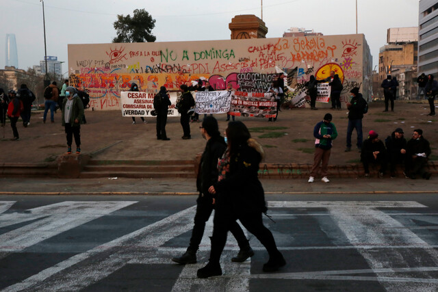 Siguen los viernes de manifestaciones en Plaza Italia: asistentes solicitan liberar a presos del estallido Siguen los viernes de manifestaciones en Plaza Italia: asistentes solicitan liberar a presos del estallido