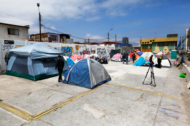 Vecinos de Iquique realizan donaciones a migrantes que sufrieron quema de enseres Vecinos de Iquique realizan donaciones a migrantes que sufrieron quema de enseres