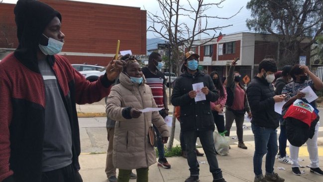 Grupo de ciudadanos haitianos realizaron manifestación al exterior de comisaria de La Ligua tras asesinato de hombre por parte de un carabinero Grupo de ciudadanos haitianos realizaron manifestación al exterior de comisaria de La Ligua tras asesinato de hombre por parte de un carabinero