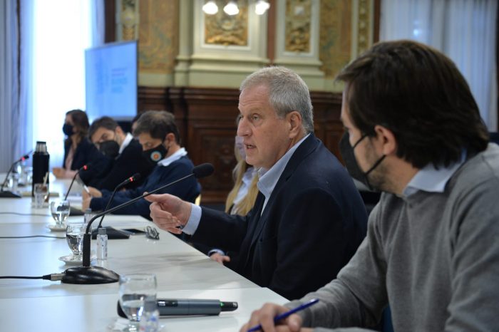 El comentado gesto del nuevo ministro de Educación argentino: antes de jurar alejó la biblia de la Constitución El comentado gesto del nuevo ministro de Educación argentino: antes de jurar alejó la biblia de la Constitución