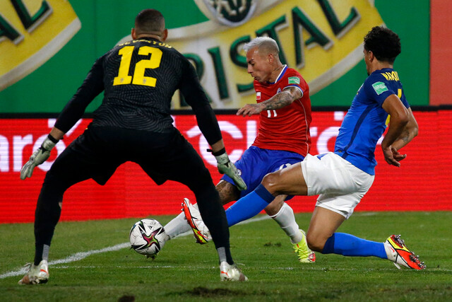 La Roja cae por el mínimo ante Brasil y complica su posición de cara al Mundial La Roja cae por el mínimo ante Brasil y complica su posición de cara al Mundial