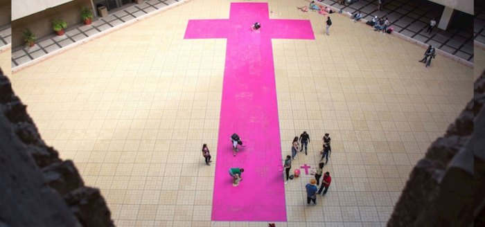 Feministas pintan enorme cruz rosa en protesta por feminicidios en México Feministas pintan enorme cruz rosa en protesta por feminicidios en México