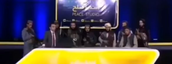 Talibanes con arma en mano se tomaron noticiario televisivo para obligar al presentador a leer una declaración del grupo