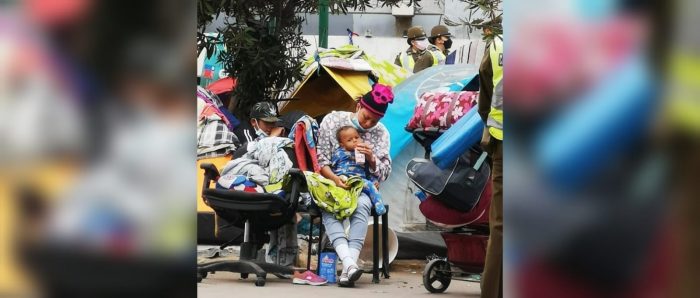 “Expuestas al espacio público en condiciones de extrema vulnerabilidad”: sin garantías de protección mujeres y niños sufren desalojo migrante sin precedentes en Iquique “Expuestas al espacio público en condiciones de extrema vulnerabilidad”: sin garantías de protección mujeres y niños sufren desalojo migrante sin precedentes en Iquique