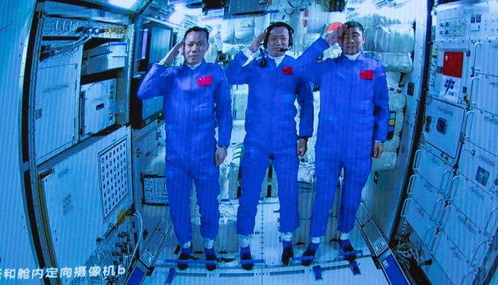 Astronautas de la Shenzhou-12 regresan a casa después de misión espacial más larga de China