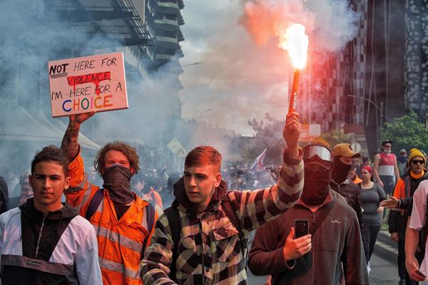 Una decena de detenidos en tercer día de intensas protestas antivacunas en Melbourne Una decena de detenidos en tercer día de intensas protestas antivacunas en Melbourne
