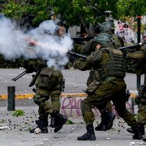 Tribunal sentencia con libertad vigilada a carabinero que disparo lacrimógena contra adolescente en Puerto Montt: joven quedó con secuelas neurológicas