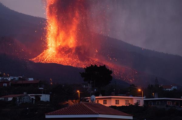 La lava avanza más lenta en La Palma y colada se ensancha a más de 500 metros La lava avanza más lenta en La Palma y colada se ensancha a más de 500 metros