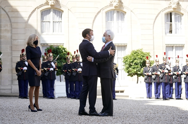 Piñera es recibido en el Elíseo en París y Macron elogia el proceso constituyente  