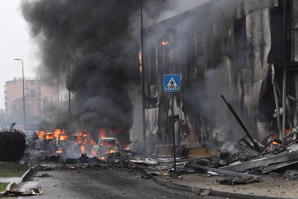 Mueren 8 personas al estrellarse un avión contra un edificio cerca de Milán Mueren 8 personas al estrellarse un avión contra un edificio cerca de Milán