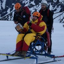 La conmovedora historia del chileno que llegó a la cumbre de un volcán en silla de ruedas (y al que 10 años después vuelve caminando)