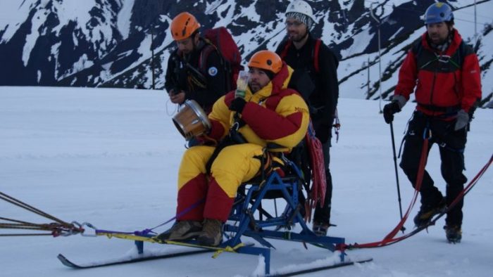 La conmovedora historia del chileno que llegó a la cumbre de un volcán en silla de ruedas (y al que 10 años después vuelve caminando) La conmovedora historia del chileno que llegó a la cumbre de un volcán en silla de ruedas (y al que 10 años después vuelve caminando)