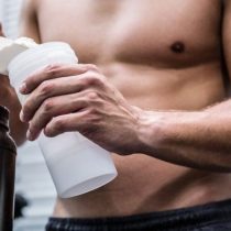 La peligrosa moda de ingerir polvos proteicos en seco antes de hacer ejercicio