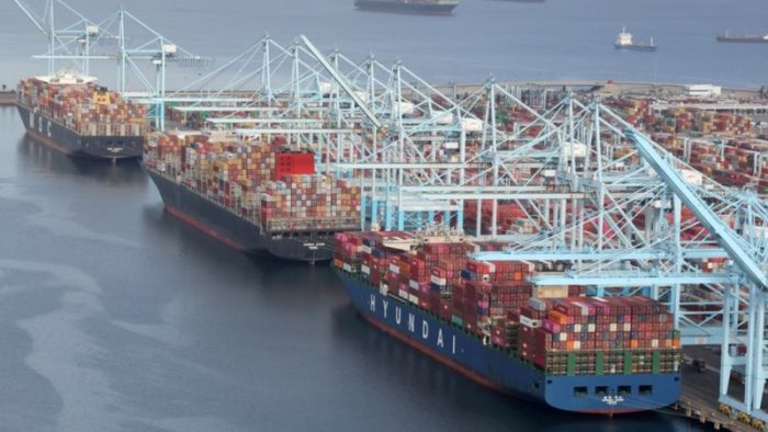 Crisis de los contenedores: ¿por qué hay tantos barcos haciendo fila para entrar a Estados Unidos?