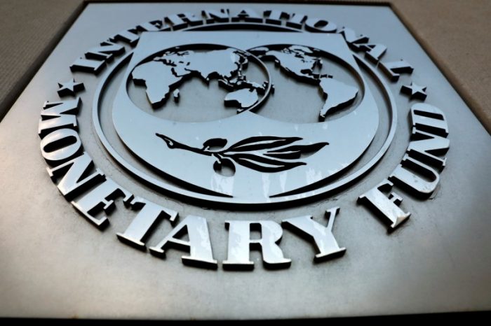 FMI rebajará sus previsiones porque la economía «aún cojea» por pandemia FMI rebajará sus previsiones porque la economía