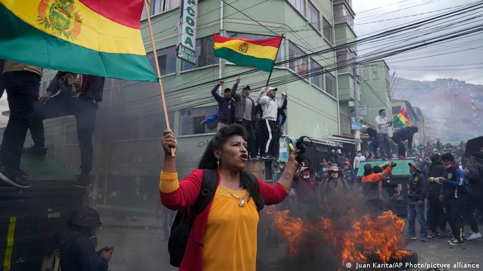Cocaleros bolivianos retoman sede tras enfrentamientos con la Policía Cocaleros bolivianos retoman sede tras enfrentamientos con la Policía