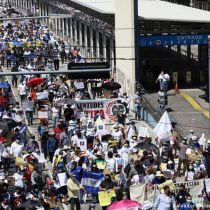 Salvadoreños marchan contra las políticas de Bukele