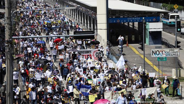 Salvadoreños marchan contra las políticas de Bukele
