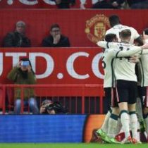 Hinchas abandonaron estadio Old Trafford en medio de feroz goleada del Liverpool al United
