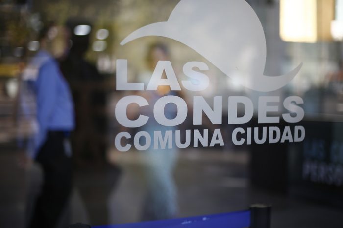 Funcionarios 24/7 en Las Condes: informe revela que municipio desembolsó $7.800 millones en horas extras solo en 2020