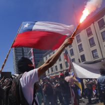 Encuesta Latinobarómetro arroja que el 86% cree que en Chile “se gobierna para grupos poderosos” pero es de los que más confía en la democracia en la región