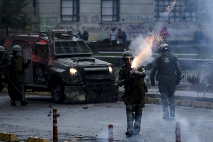 A dos años del estallido social, Amnistía Internacional presenta informe sobre responsabilidad de mandos de Carabineros a la Fiscalía A dos años del estallido social, Amnistía Internacional presenta informe sobre responsabilidad de mandos de Carabineros a la Fiscalía