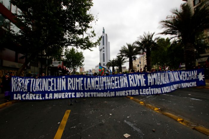 Manifestación por la autonomía y resistencia del pueblo mapuche termina con disturbios en Santiago Manifestación por la autonomía y resistencia del pueblo mapuche termina con disturbios en Santiago
