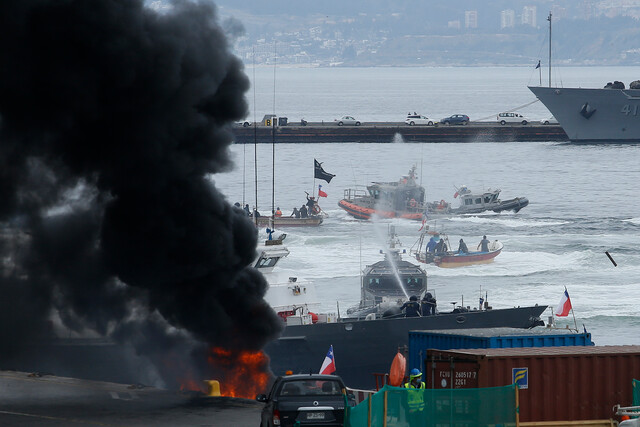 Pescadores protestan en Valparaíso por traslado a Quintero: denuncian que funcionarios de la Armada han disparado perdigones