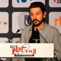 Diego Luna y su premio Platino de Honor: «Este premio es la motivación necesaria para continuar contando historias en estos tiempos tan inciertos»