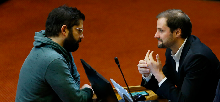 Frente Amplio en picada por dichos de ministro Bellolio contra Boric: «La derecha ha utilizado desde siempre como estrategia de campaña el terror» Frente Amplio en picada por dichos de ministro Bellolio contra Boric:
